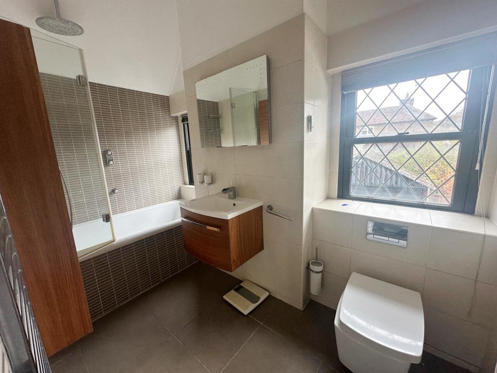 Lot: 44 - SEMI-DETACHED COTTAGE FOR REFURBISHMENT - Bathroom with W.C.